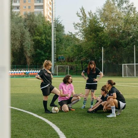 Valmentajien valmistautuminen pelisuunnitelmiin ennen suuria otteluita