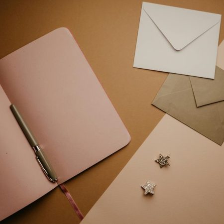 Kuinka vastuullisen pelaamisen viestintä näkyy kasinoiden urheilusivuilla